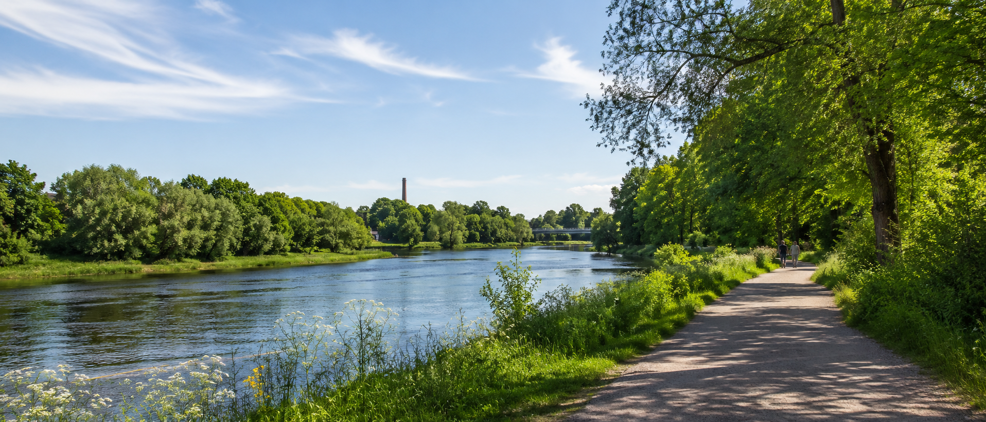 Vantaanjoen varsi Helsingissä kesällä, rauhallinen jokimaisema